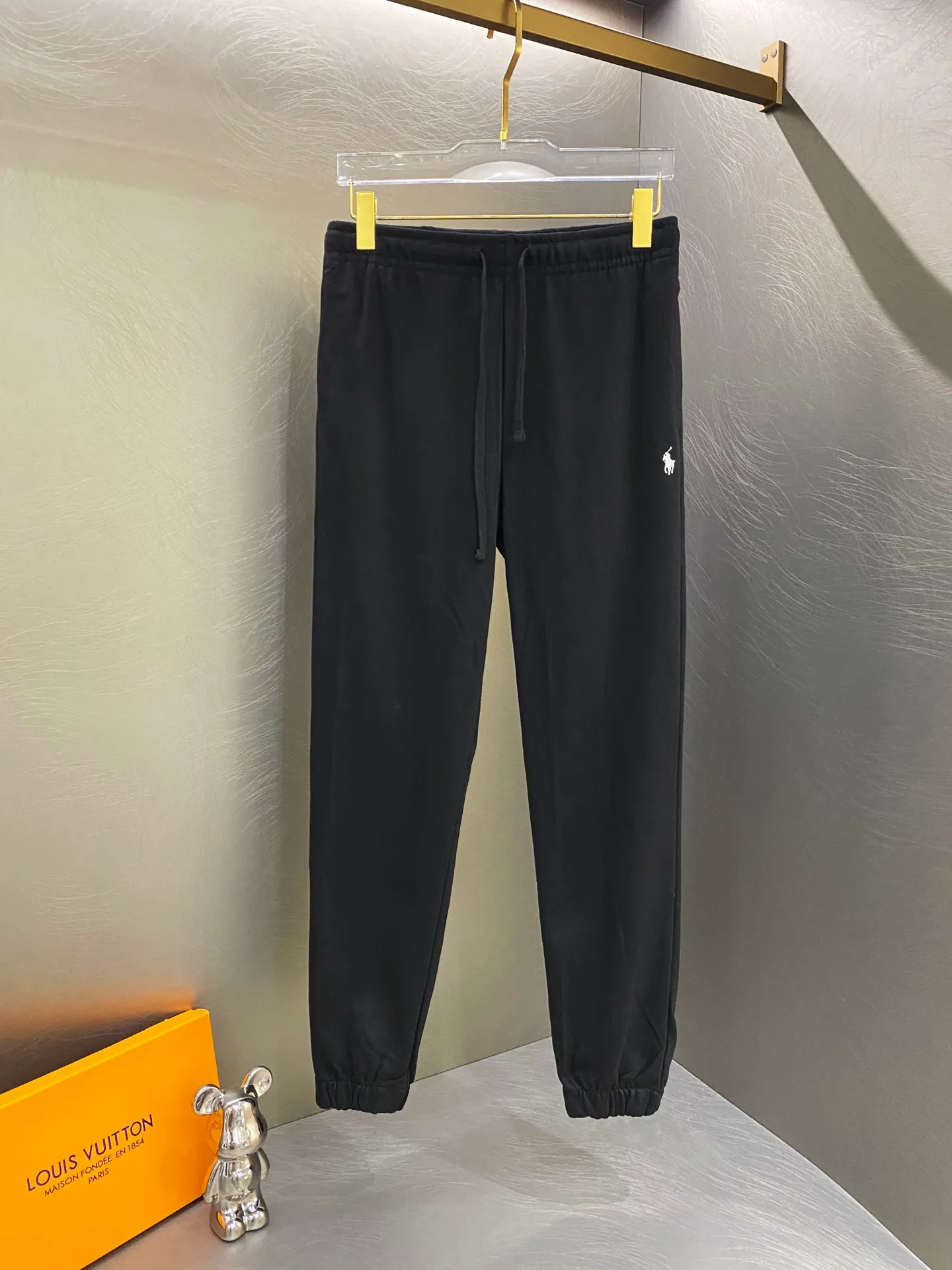 P260 Ralph Lauren/POLO 2025 spring classic embroidered terry solid color sweatpants.           The most high-end exclusive launch in the market! Hot sales online! Embroidered casual terry sweatpants! The upper body is extremely soft and comfortable! The texture, washability, and durability all have a high quality level! Perfect for the season! A cost-effective product that can be used by both men and women! Needless to say, the quality of these amazing pants can be easily worn by both young and old! The first choice for versatile pants for sports and fitness. Casual and everyday, the highlight is the three-dimensional logo embroidery. A simple brand that follows fashion trends. Purely manual measurement, there is an error of 1-2 cm Color: Black Navy Size: M-XXL M: Length 106 Waist 66 Hips 94 Foot 30 L: Length 107 Waist 69 Hips 98 Foot 32 Sleeves and hips: 104, Feet: 36